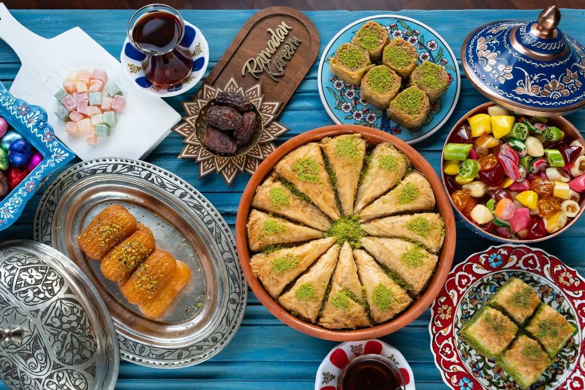 Platou cu baklava, lokum, ceai turcesc si alte deserturi traditionale turcesti 